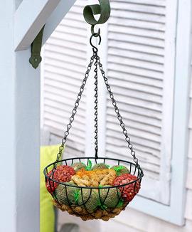 Hängkorg med fågelfoder