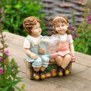 Pojke och flicka med lysande hjärta