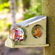 Foderhus med foder för ekorrar