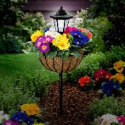 Blomsterkorg på stativ med solcellslampa